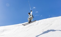 开云体育下载-赛道与绿茵的碰撞，当F1争冠焦点战遇见突尼斯粉碎皇家社会