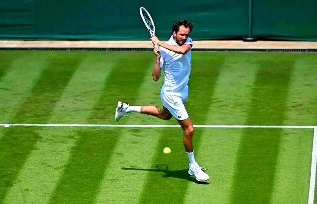 温网碾压法网，西西帕斯惊艳四座