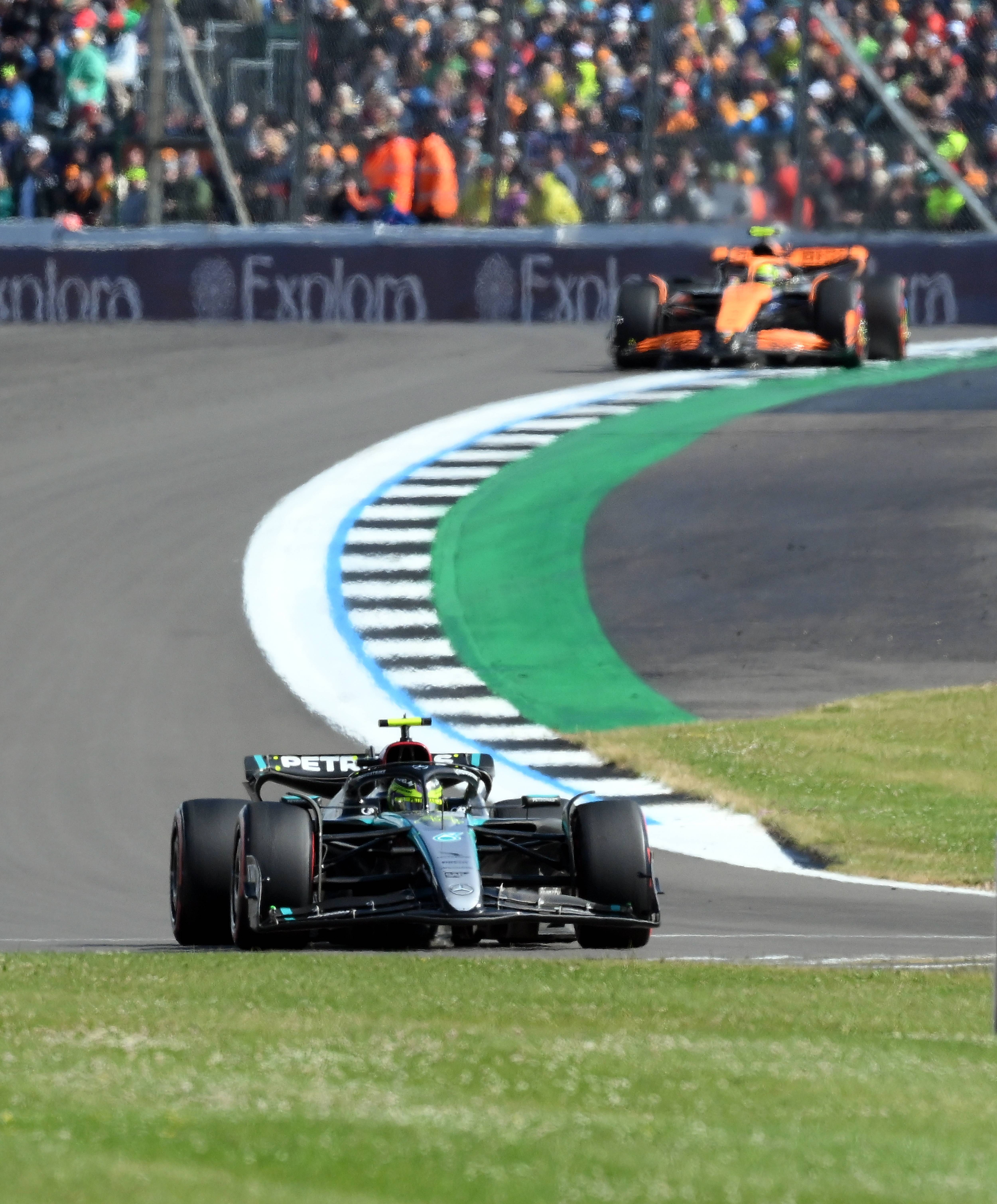 包含法拉利力克阿斯顿马丁，汉密尔顿统治全场的词条