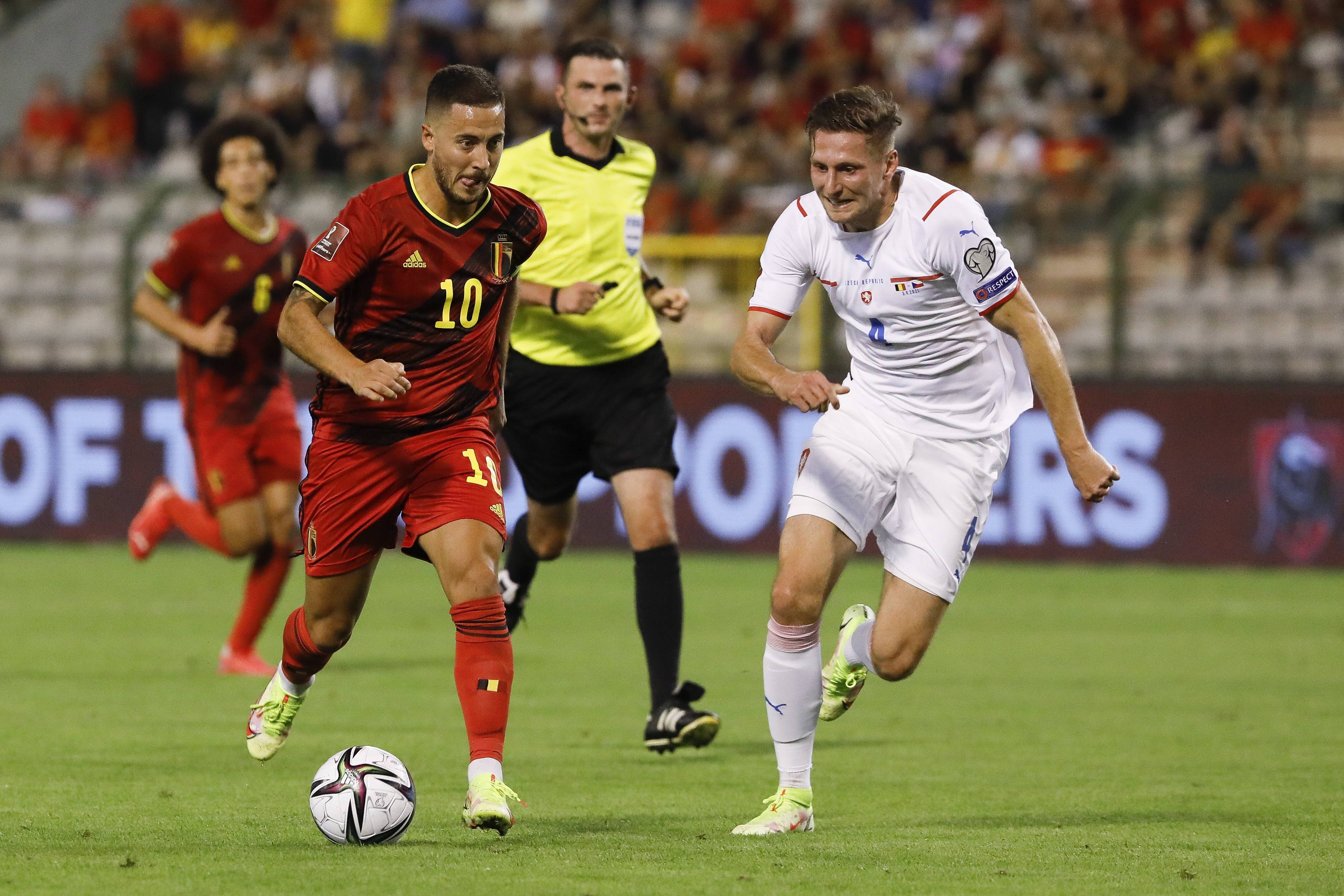 关于精彩的足球比赛落下帷幕，球迷乐趣无穷的信息