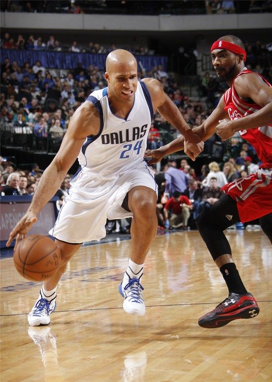 包含小牛老将全面发威，帮助球队逆转比赛的词条