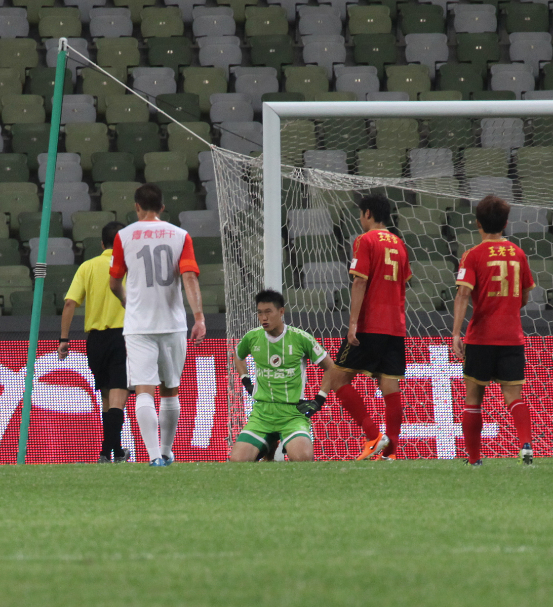 关于守门员扑救失正常，球迷质疑技术水平的信息