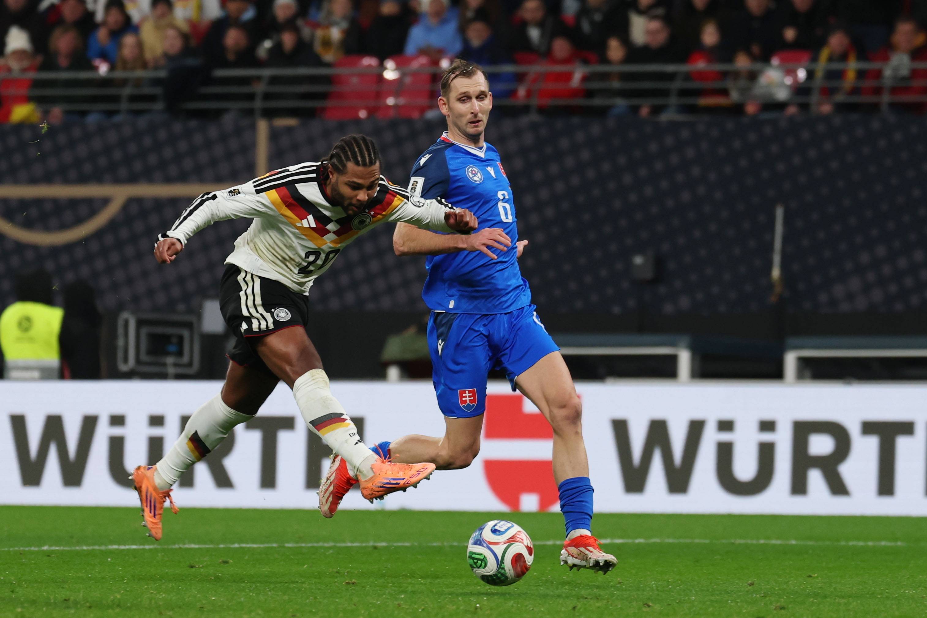 斯洛伐克队在欧洲预选赛中险胜对手的简单介绍 斯洛伐克队在欧洲预选赛中险胜对手的简单介绍