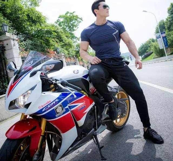 包含射击女单证明自己在肌肉上晋级首航的词条