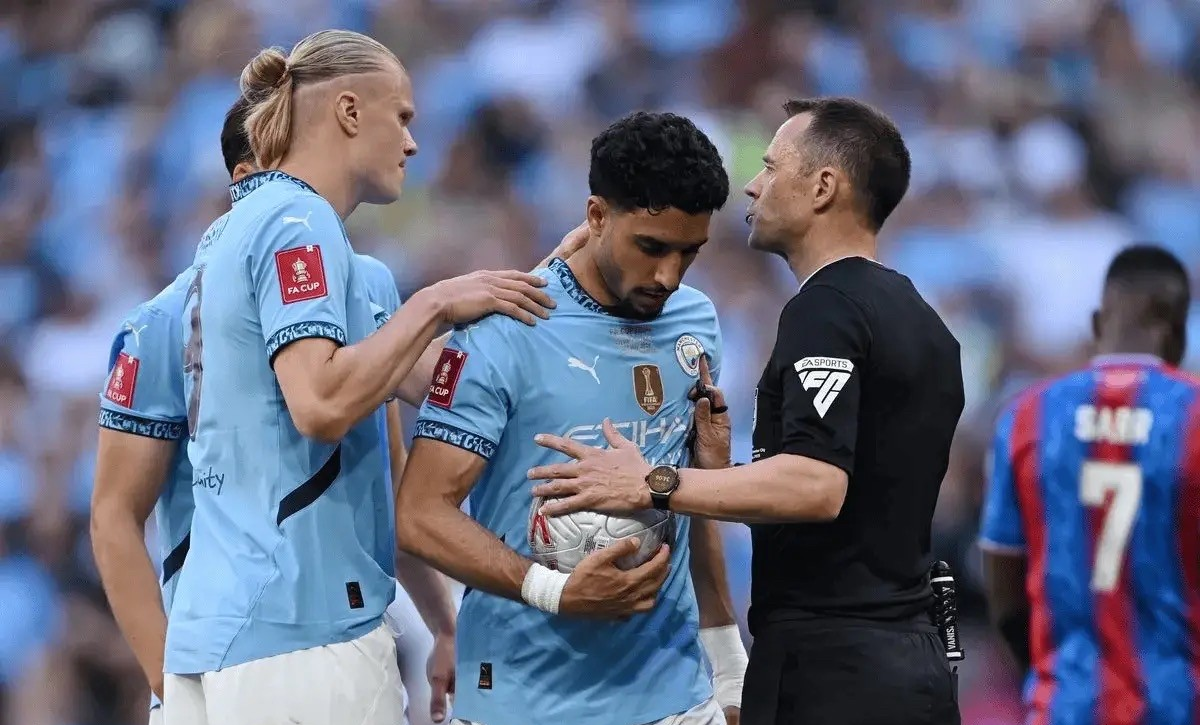 包含谢菲联主场告捷，联赛继续高居领先一席之地的词条