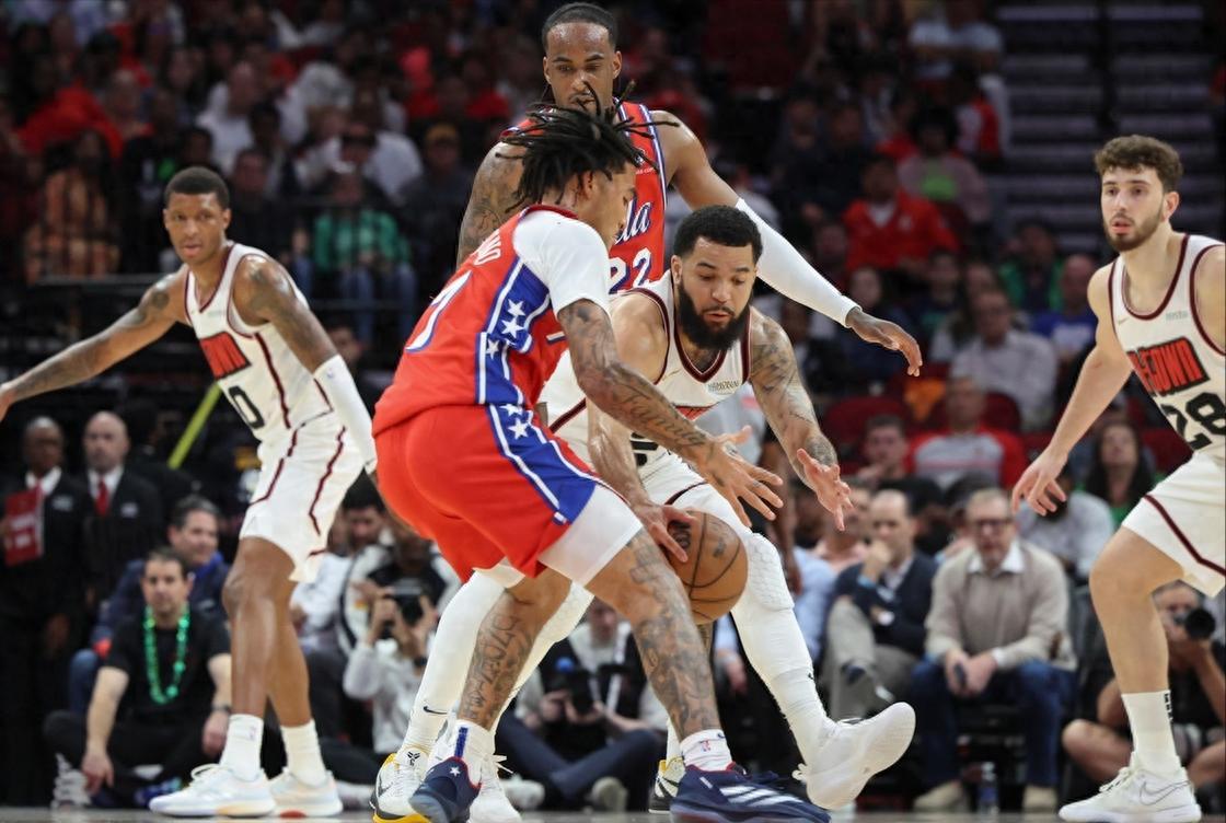 包含76人险胜火箭，米切尔爆发神勇的词条