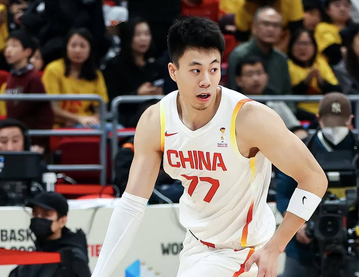 包含深圳队翻盘雄鹿，张镇麟扛起全队的词条