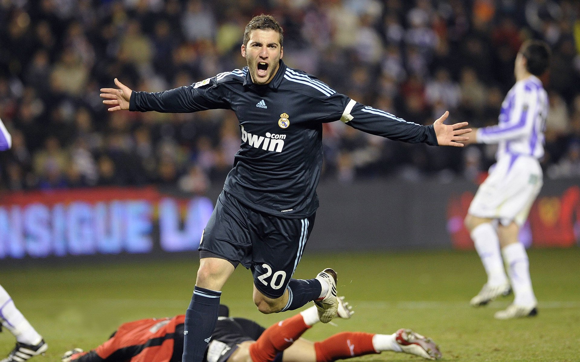 范弗利特单节狂飙导演逆转好戏,上海队防守崩盘痛失好局